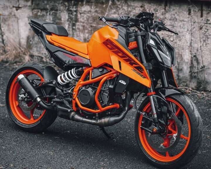 Suzuki GSX-8R Vs KTM 200 Duke